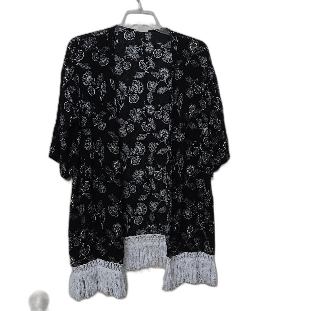 Crescent Vivian Floral Tasseled Kimono Women's Size Medium Black Floral